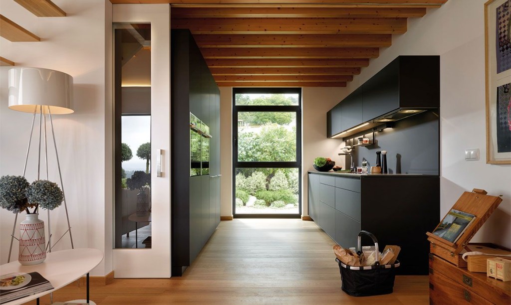 Bucatarie neagra deschisa spre sufragerie