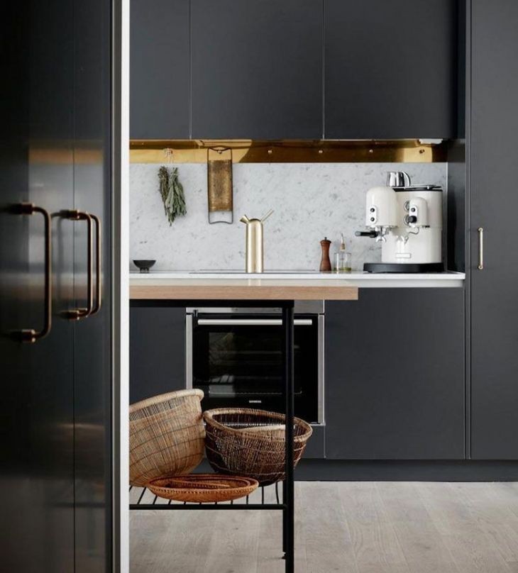 Detalii negru mat si auriu