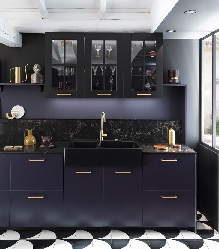 Negru si violet, un clasic riscant