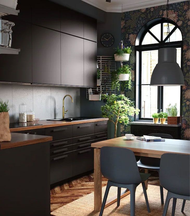 O bucatarie cu mobilier si pereti negri