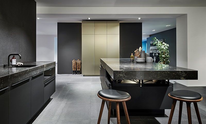 Pariati pe negru in diferite materiale