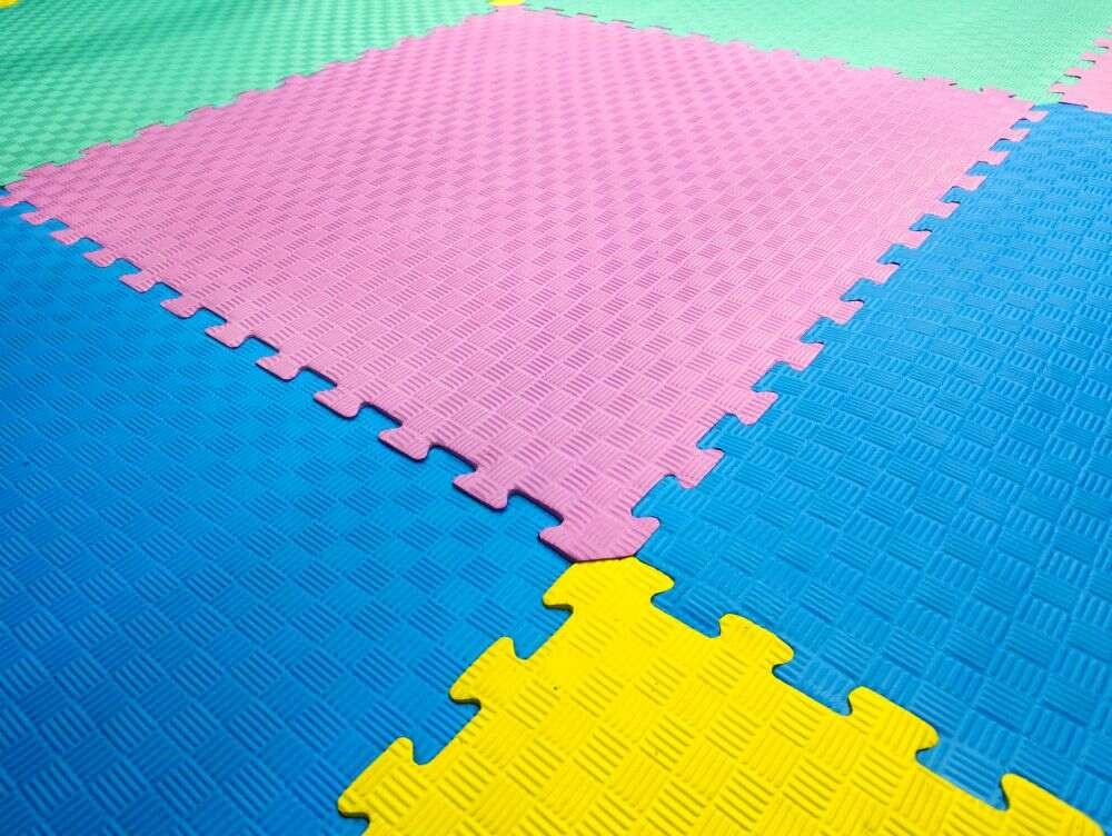 un covoras EVA format din mai multe patrate puzzle in diferite culori