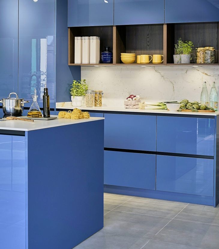 Mobilier albastru stralucitor