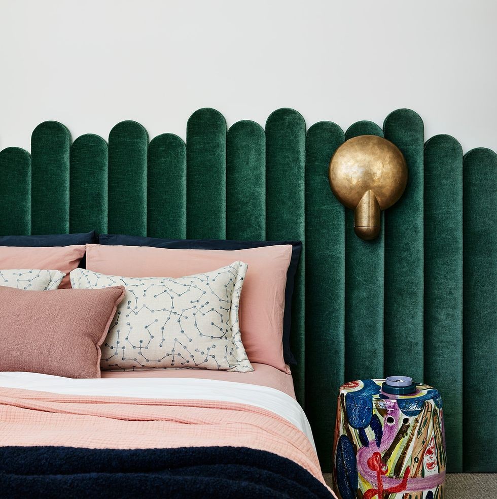 casa pe coasta in australia design decus interioare dormitor cu tablie tapitata