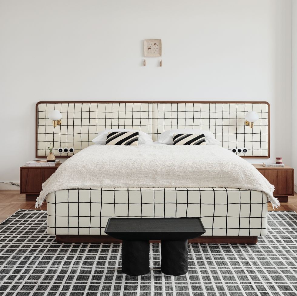 un apartament mic foarte elegant, decorat cu alb, negru si lemn