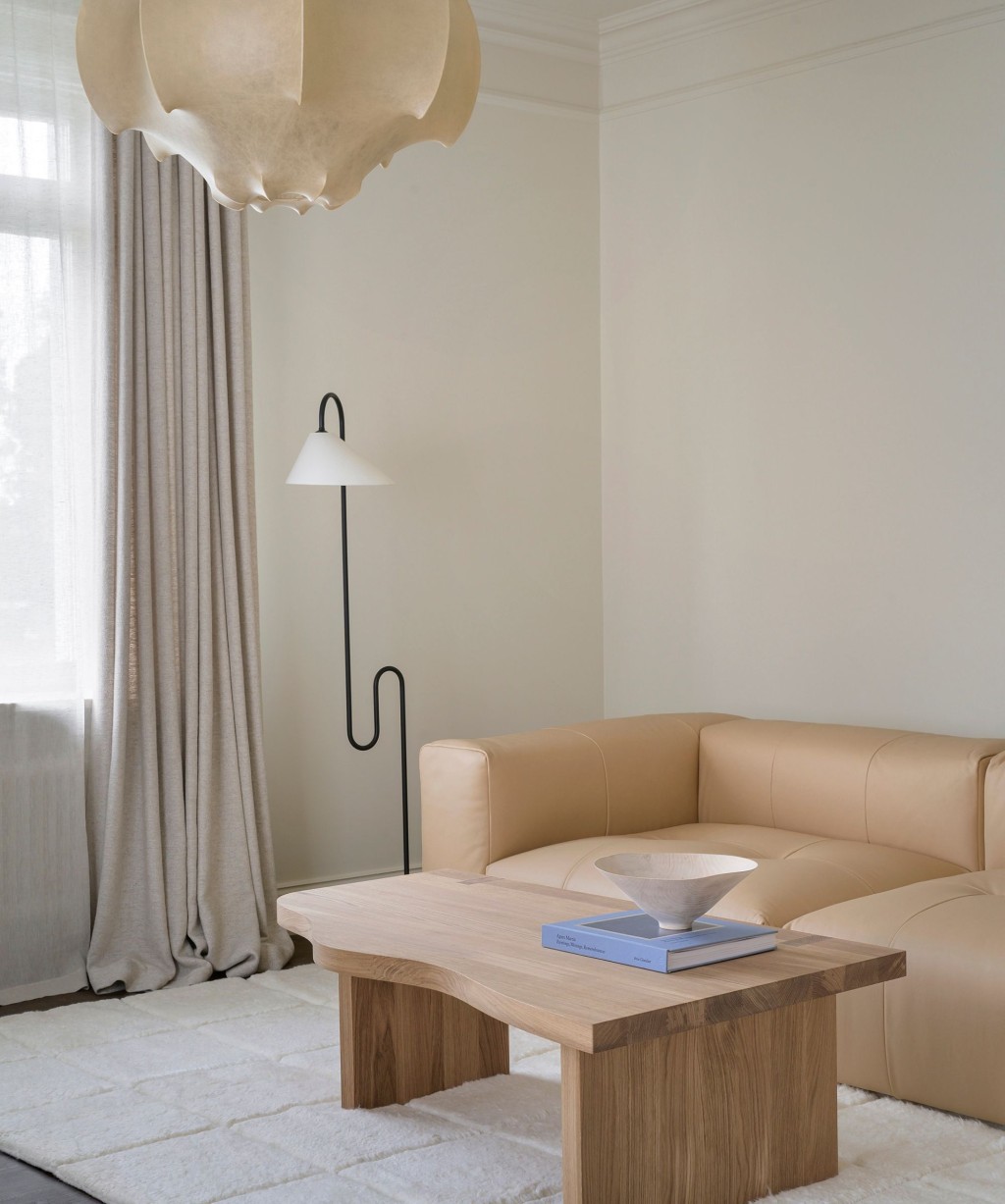 spatiu neutru de living cu covor stratificat si abajur de lampa