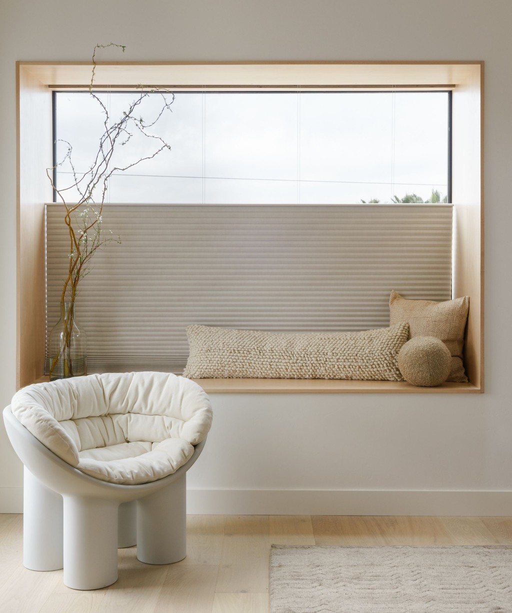 dormitor in stil japandi nook zona de lectura cu scaun mic