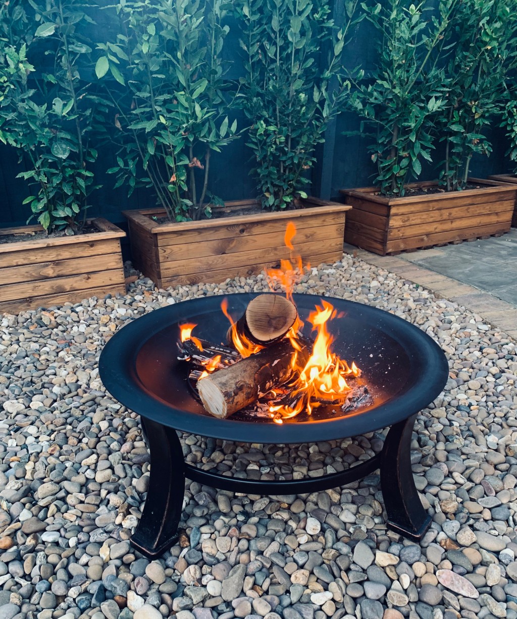 Foc aprins in curtea din spate