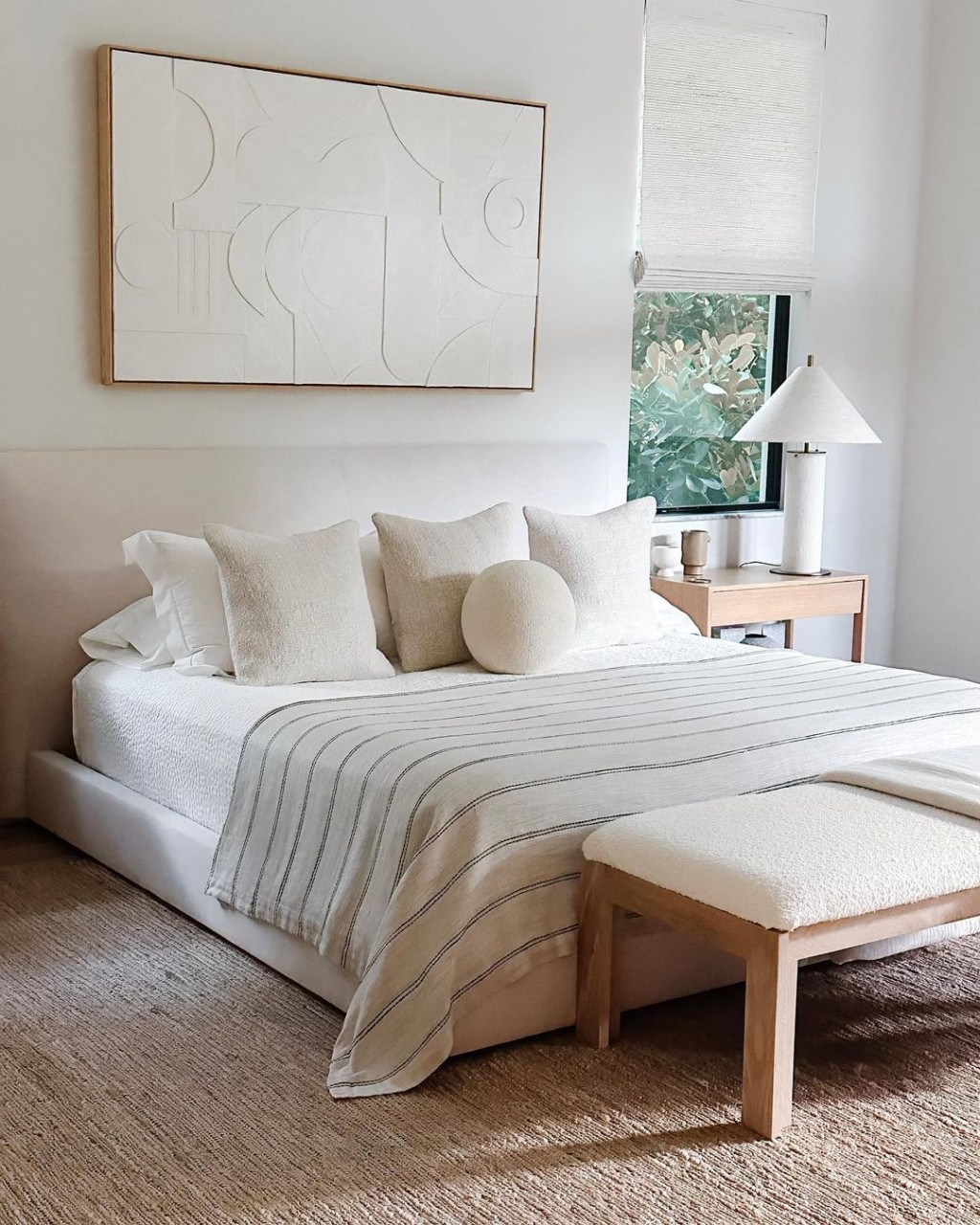 Dormitor alb cu accente de lemn deschis