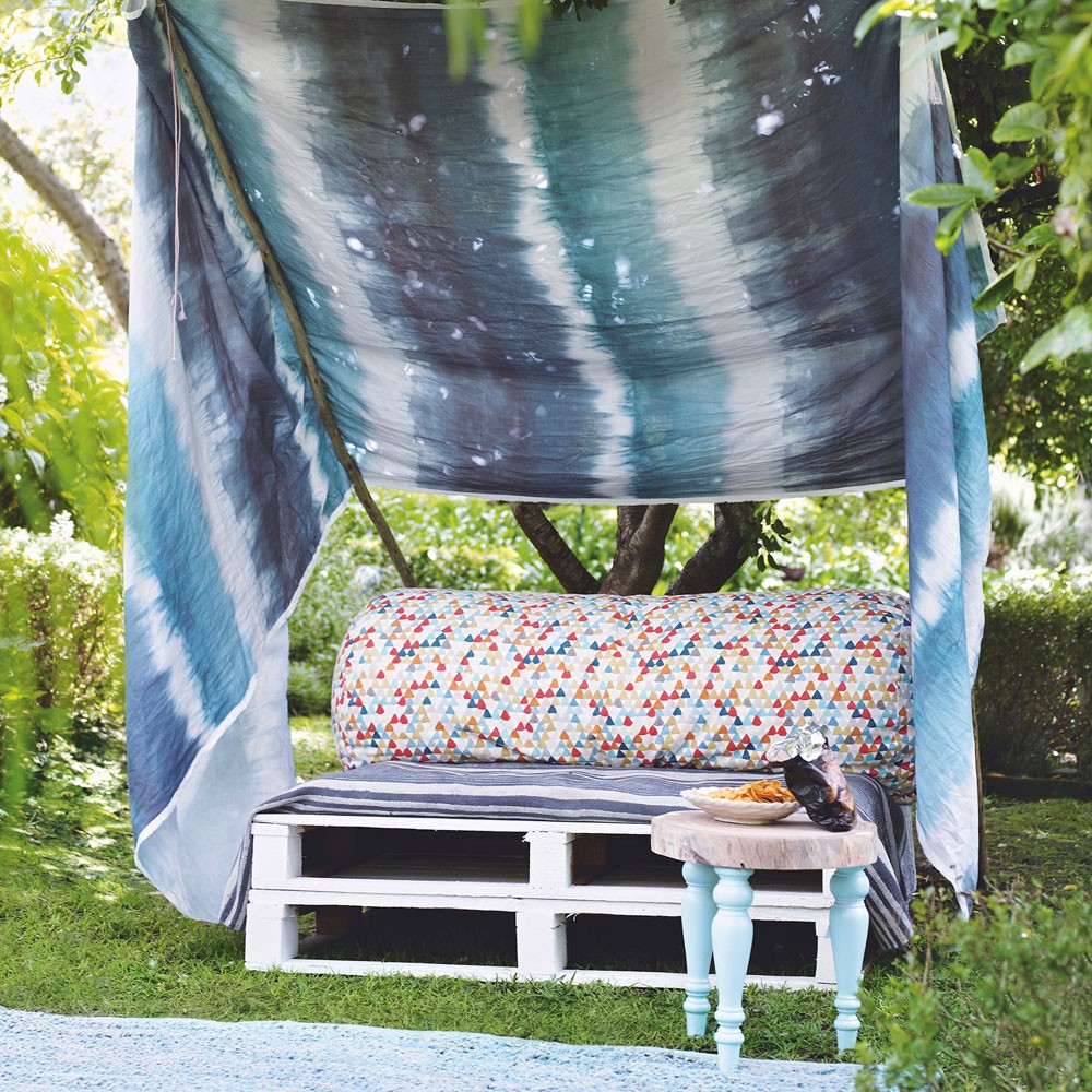 Pat de zi de gradina cu paleti DIY cu baldachin din material textil