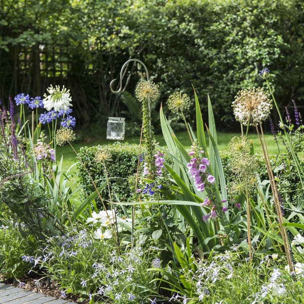 pat de gradina cu plantatie inalta si felinar suspendat