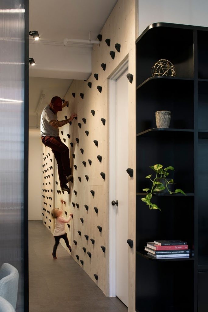 decorarea coridoarelor interioare cu pietre de urcat