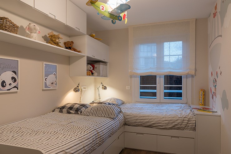 homify Dormitoare copii stil clasic camera copiilor, pat rulat, mobilier la comanda, jaluzele, iluminat